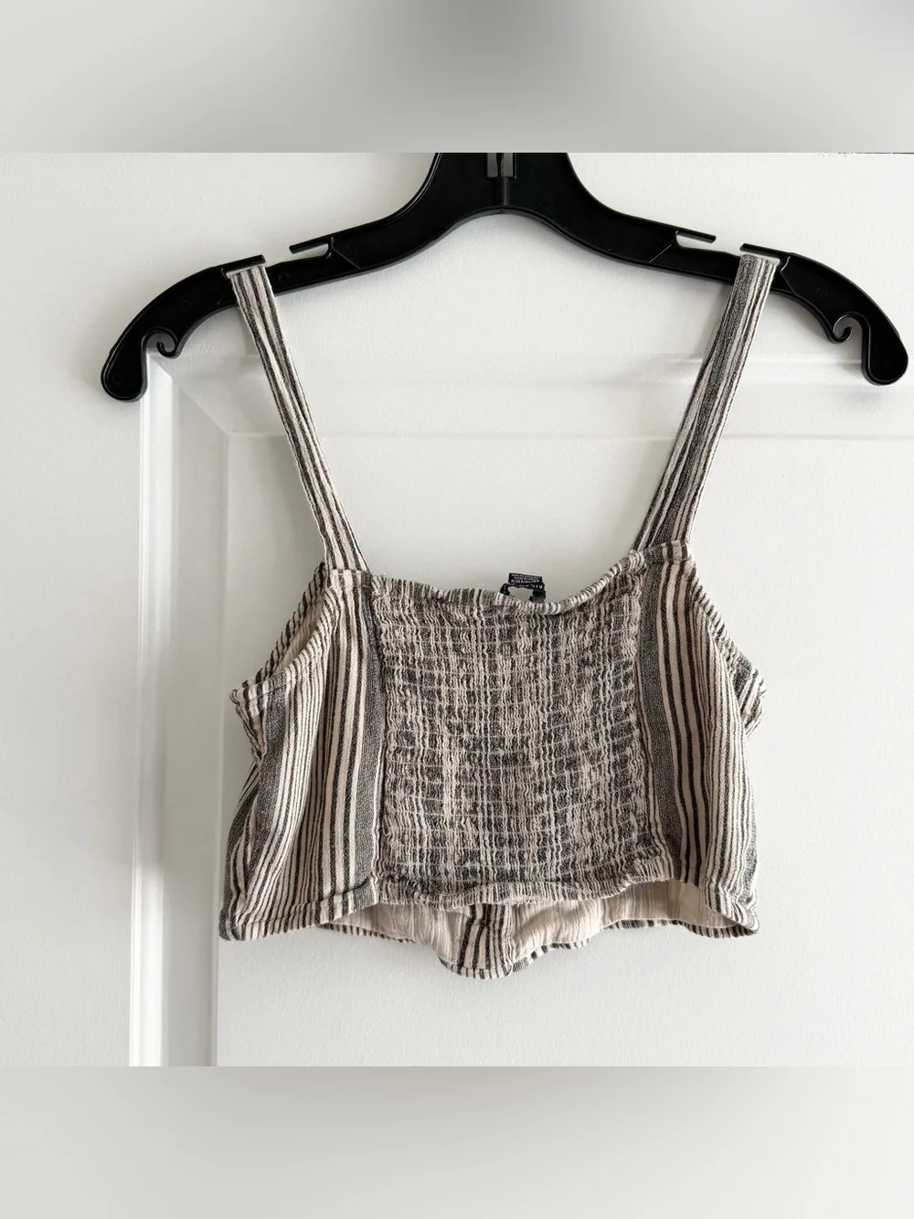 American Eagle Grey & Cream Colored Crop Top